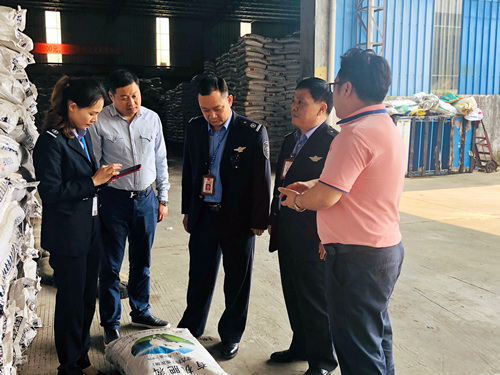 農(nóng)業(yè)局執(zhí)法大隊(duì)視察廣東輝隆中聯(lián)肥料倉庫_副本.jpg